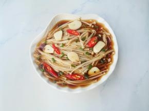 加入大蒜，小米椒，葱花拌匀，