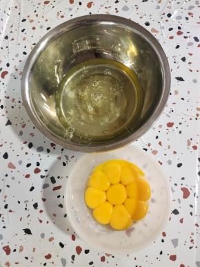 准备两个干净的无油无水的容器，分离蛋清和蛋黄！（这一步要特别注意，蛋清里面不能有一丁点儿的蛋黄，要不然影响蛋白的打发！）