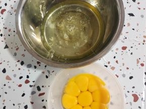 准备两个干净的无油无水的容器，分离蛋清和蛋黄！（这一步要特别注意，蛋清里面不能有一丁点儿的蛋黄，要不然影响蛋白的打发！）