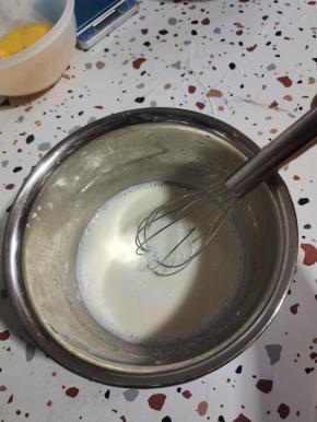 碗里加入54克色拉油，126克牛奶，盐0.9克混合搅拌均匀,水油充分乳化备用，看不到油点，有点稠稠的状态即可！