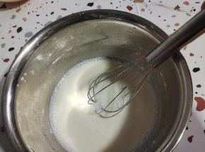 碗里加入54克色拉油，126克牛奶，盐0.9克混合搅拌均匀,水油充分乳化备用，看不到油点，有点稠稠的状态即可！