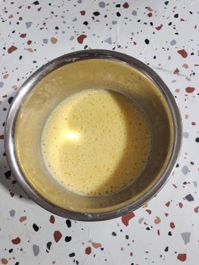 逐个加入9颗蛋黄搅拌均匀备用！