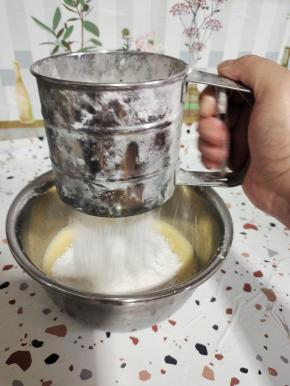 180克蛋糕粉筛入蛋黄糊中！