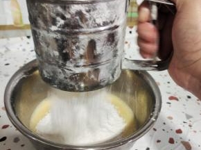 180克蛋糕粉筛入蛋黄糊中！