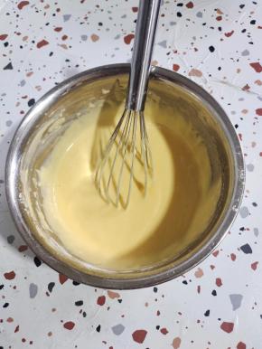 用手抽不规则搅拌均匀！切忌打圈搅拌面糊，以免面糊起筋！