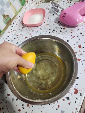 蛋白里面加入6滴柠檬汁儿(没有柠檬汁可以用白醋来代替！）