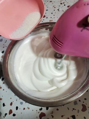 白糖90克分三次加入，用电动打蛋器先高速打发蛋白，感到蛋白有厚重感了改为中速打发蛋白！