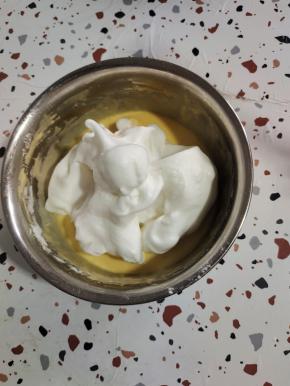 挖三分之一的蛋白到面糊中。