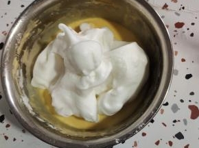 挖三分之一的蛋白到面糊中。