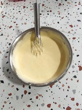 用打蛋器上下左右不规则的翻拌均匀！