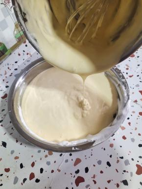 把翻拌好的面糊倒进剩下的蛋白中！