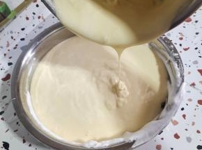 把翻拌好的面糊倒进剩下的蛋白中！