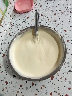 用硅胶刮刀或者蛋抽从底部向上翻拌均匀，以免蛋白沉在底部！这里只能用翻拌，切拌，用蛋抽的话要Z字型搅拌！不能用搅拌器也不能打圈圈！！要不然会消泡消泡消泡！
