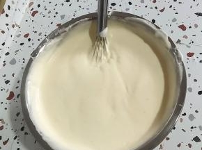 用硅胶刮刀或者蛋抽从底部向上翻拌均匀，以免蛋白沉在底部！这里只能用翻拌，切拌，用蛋抽的话要Z字型搅拌！不能用搅拌器也不能打圈圈！！要不然会消泡消泡消泡！