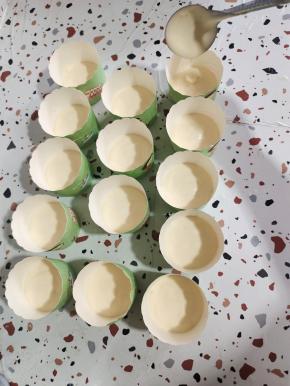 纸杯内先倒入一半的蛋糕糊！