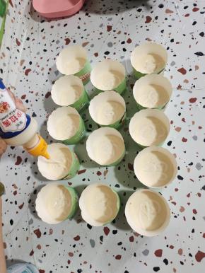 挤入适量的沙拉酱！