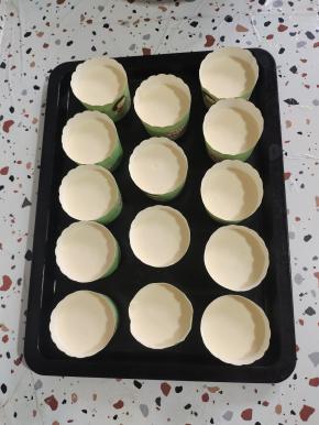 放入烤盘中，轻震几下，震出里面的气泡！