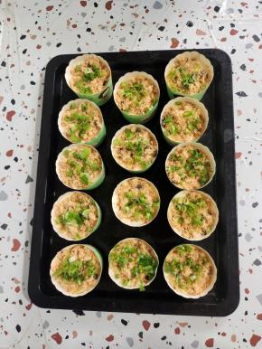 再放入适量的葱花！