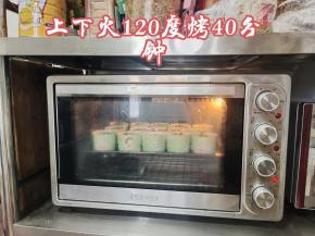 放入预热好的烤箱中下层，上下火120度烤40分钟！(随时观察葱花的颜色，感觉葱花烤焦快糊了，要及时加盖锡纸哦！)