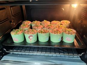 或者做这个葱香肉松纸杯蛋糕的时候，先放肉松，放入预热好的烤箱上下火120度烤40分钟，取出来，再撒适量的葱花，继续烘烤10分钟！