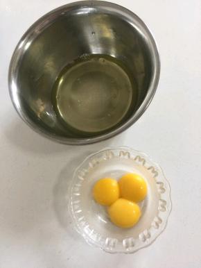 准备两个干净的无油无水的容器，分离蛋清和蛋黄！