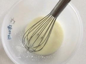碗里加入18克色拉油42克牛奶，盐0.3克混合搅拌均匀,水油充分乳化备用，看不到油点，有点稠稠的状态即可！