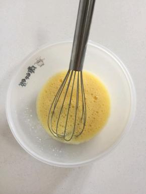 逐个加入3颗蛋黄搅拌均匀备用！