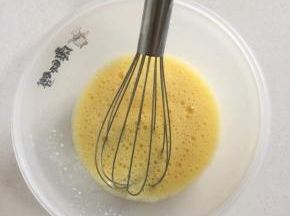 逐个加入3颗蛋黄搅拌均匀备用！