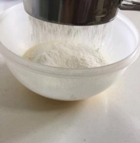 60克蛋糕粉筛入蛋黄糊中！
