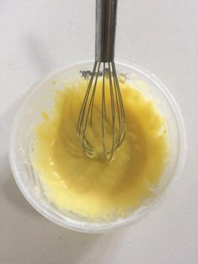 用手抽不规则搅拌均匀！切忌打圈搅拌面糊，以免面糊起筋！