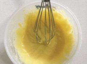 用手抽不规则搅拌均匀！切忌打圈搅拌面糊，以免面糊起筋！