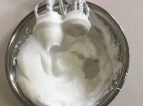 蛋白里面加入2滴柠檬汁(或者白醋），白糖30克分三次加入，用电动打蛋器先高速打发蛋白，感到蛋白有厚重感了改为中速打发蛋白，直到打到像图片上这样蛋白打发到有坚挺的小尖角了再改为低速打发几下，整理一下蛋白里面的气泡。（打发蛋白的时候可以把烤箱预热着！上下火200度预热20分钟)