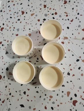 拌好的蛋糊倒进纸杯中（不要倒的太满，八分满即可。）把纸杯使劲儿在案板上震几下，震出里面的气泡儿。