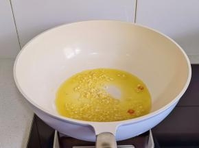 起油锅加入姜蒜末辣椒。