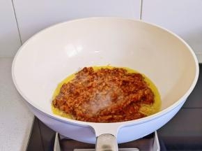再加入肉末炒散。