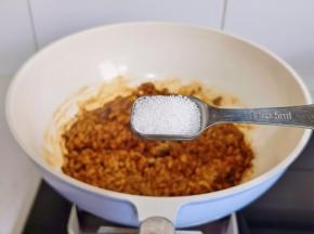 加入糖，十三香，盐。