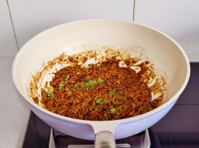 淋上水淀粉，撒香菜末。