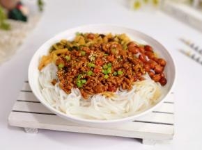 米粉+榨菜+花生+肉酱。