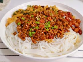 简单的一碗肉末拌米粉。