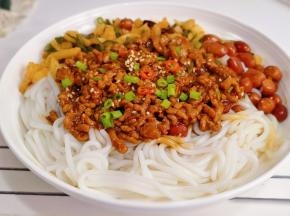 简单的一碗肉末拌米粉。