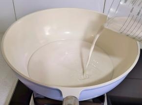 牛奶倒入锅中。