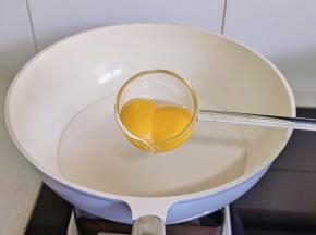 加入两颗蛋黄。