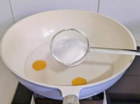 加入白砂糖。