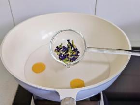 加入蝶豆花。