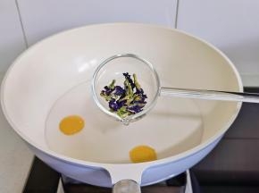 加入蝶豆花。