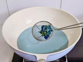 捞出蝶豆花，可以过一遍细筛。