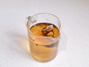 首先茶包先泡。