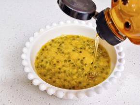 百香果中加蜂蜜。