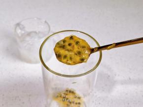 杯中加百香果。