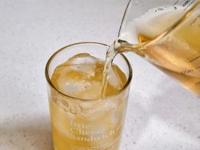 倒入泡好的茶汤。